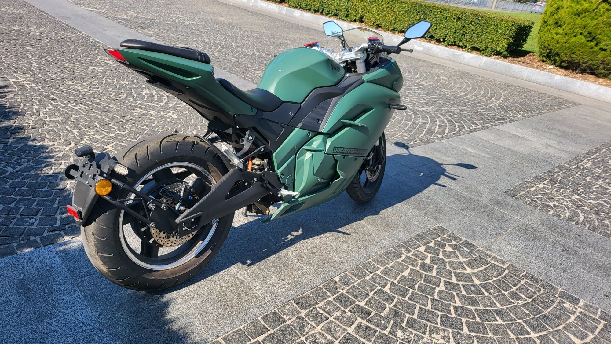 Продам электромотоцикл "Ducati Pinegale"