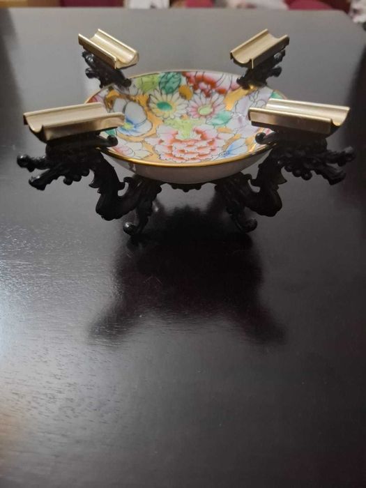Cinzeiro de porcelana asiática pintado à mão com borda dourada
