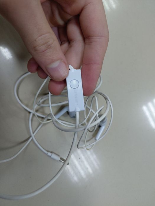 Коробка різної техніки тюнери, смарт приставка, пульти ітак далі