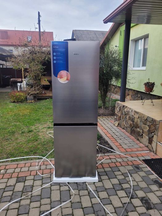 Хололильник Midea ноуфрост . Висота 185 см. Новий.