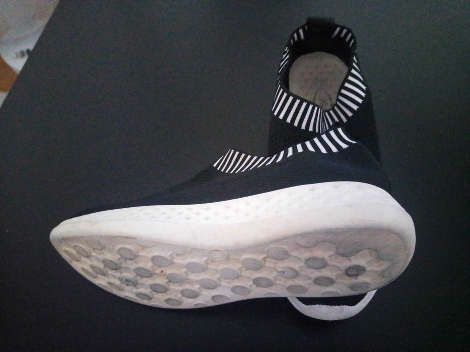 Sapatilhas pretas e brancas - tamanho 35