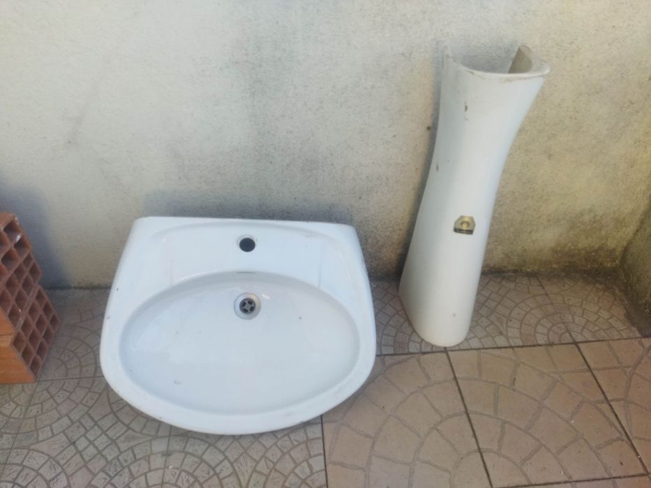 Lavatório pé Sanitana em bom estado