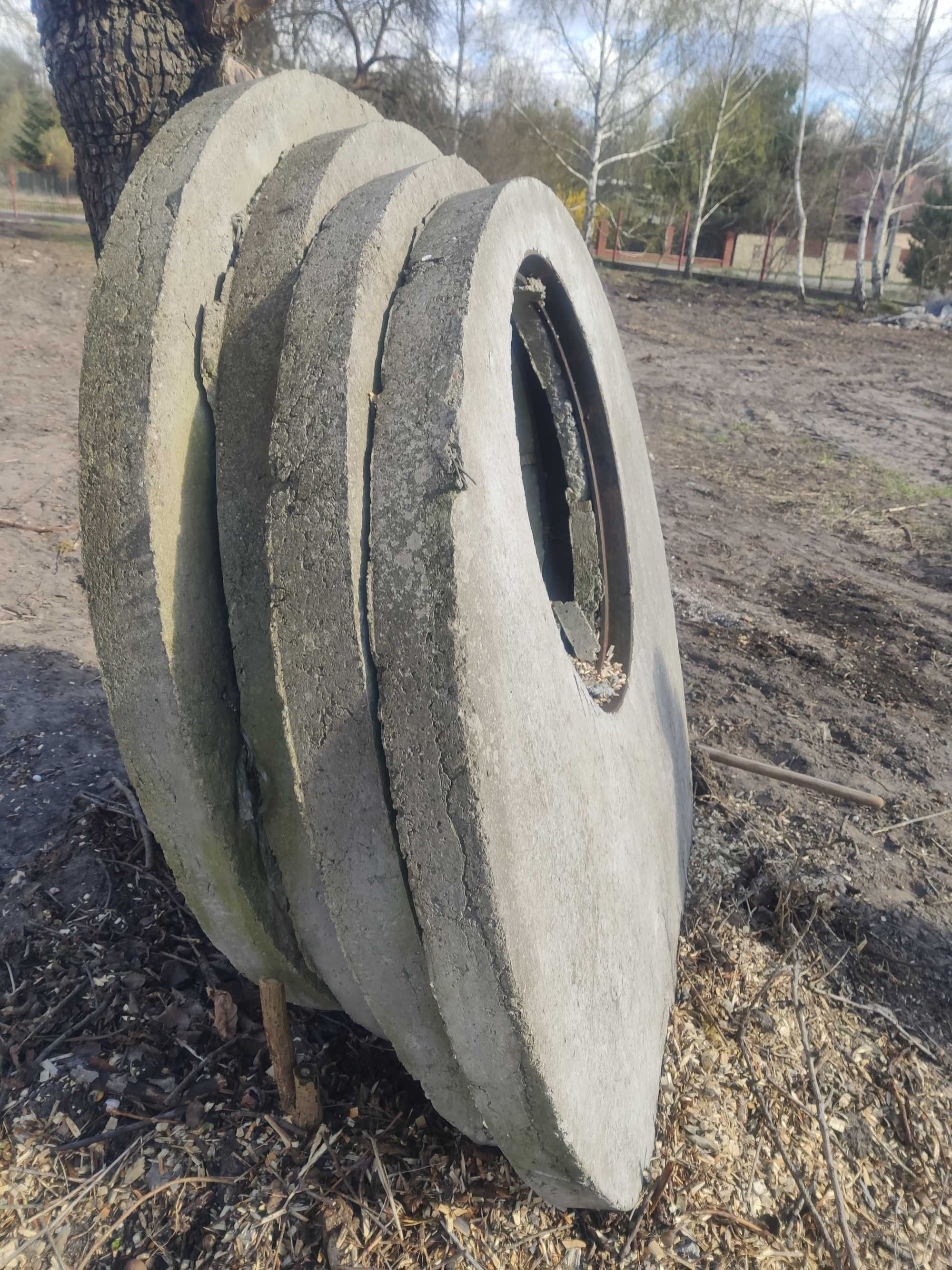 Betonowe pokrywy do studni z żeliwnymi włazami (komplety)