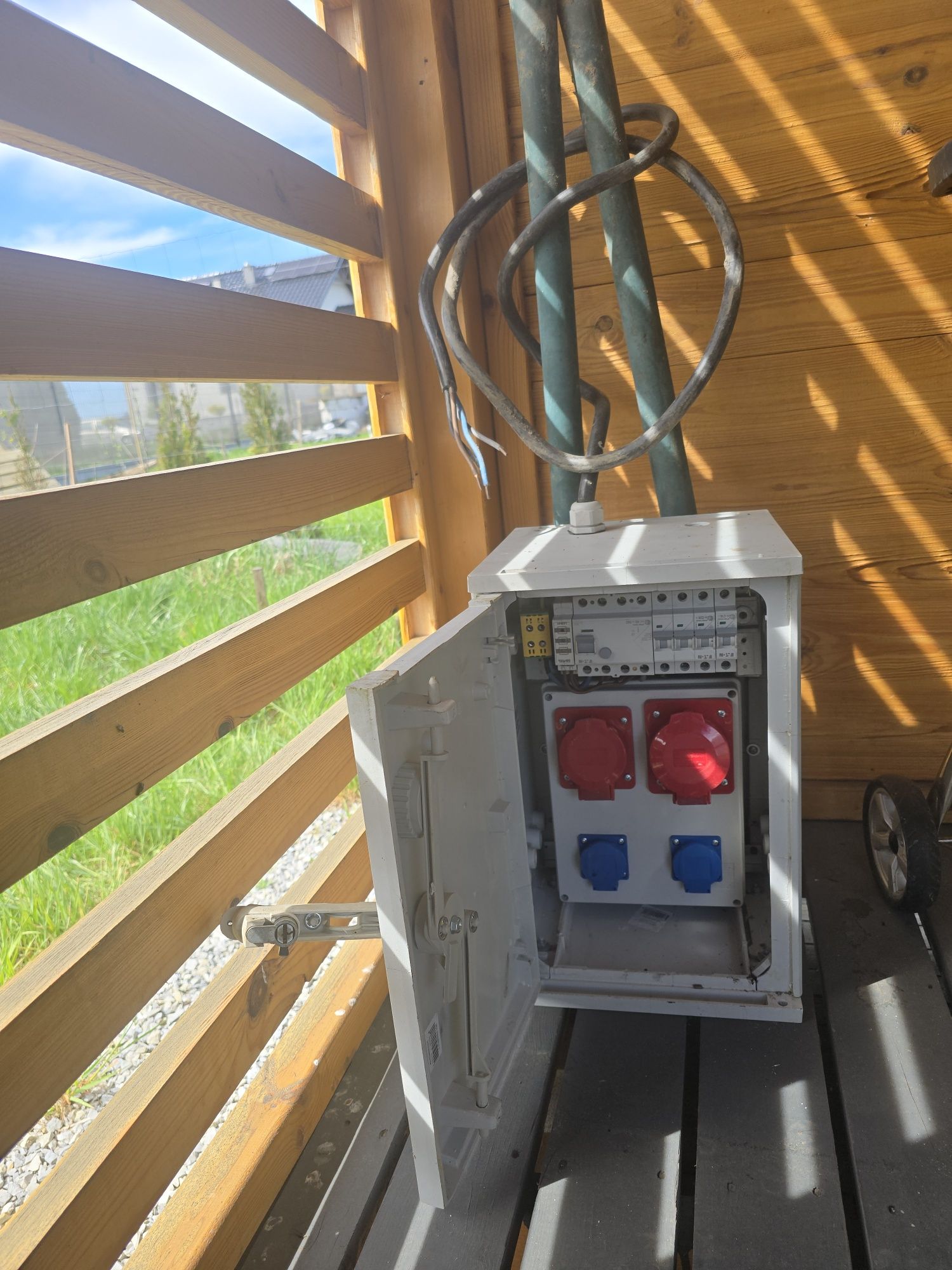 Skrzynka elektryczna na budowę