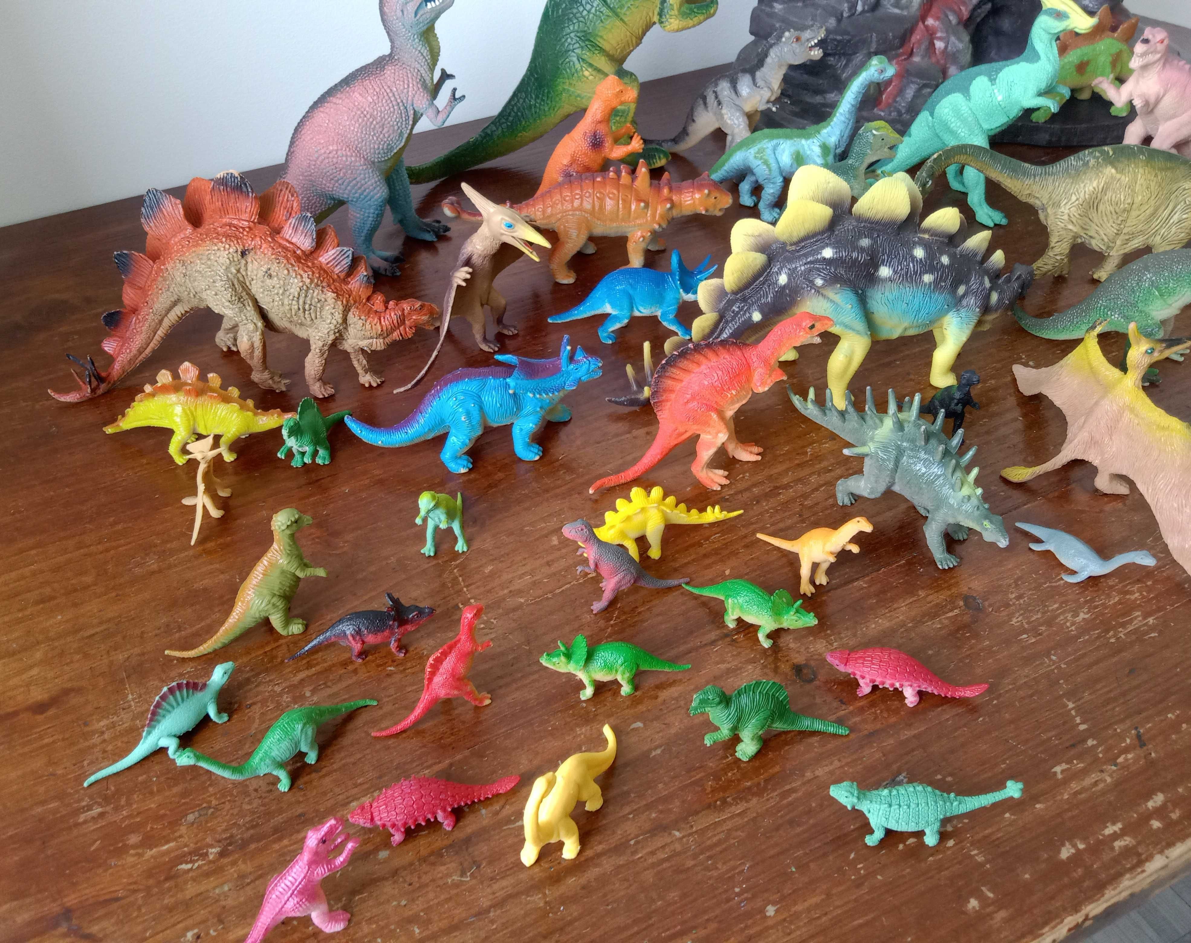 Dinozaury, skała dla dinozaurów, figurki, zestaw