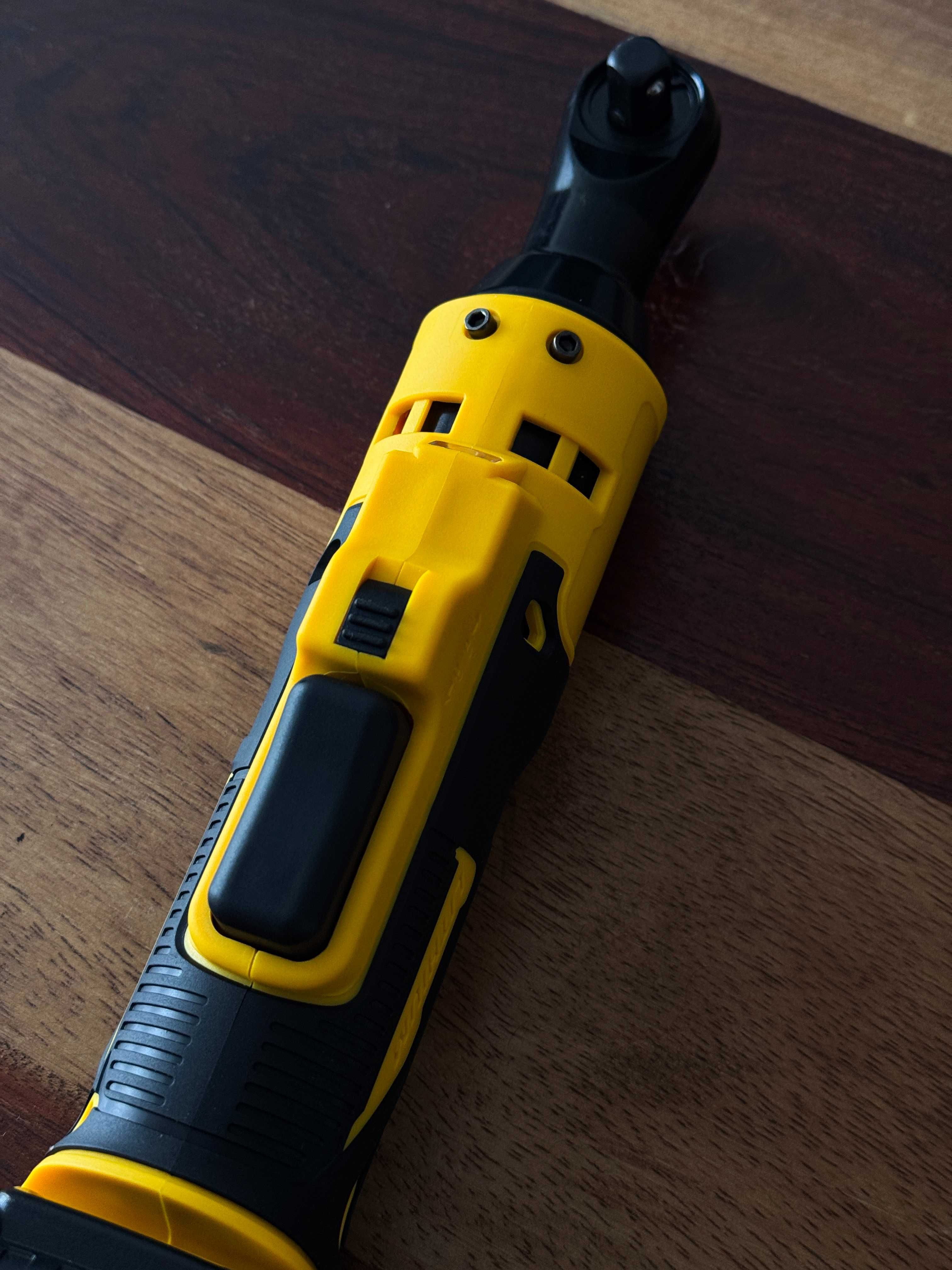 Automatyczny klucz grzechotka 3/8 na baterie dewalt xr z latarką