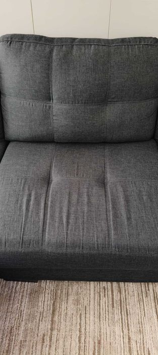 Sofá cinzento-escuro c/ chaise longue — confortável e em ótimo estado!