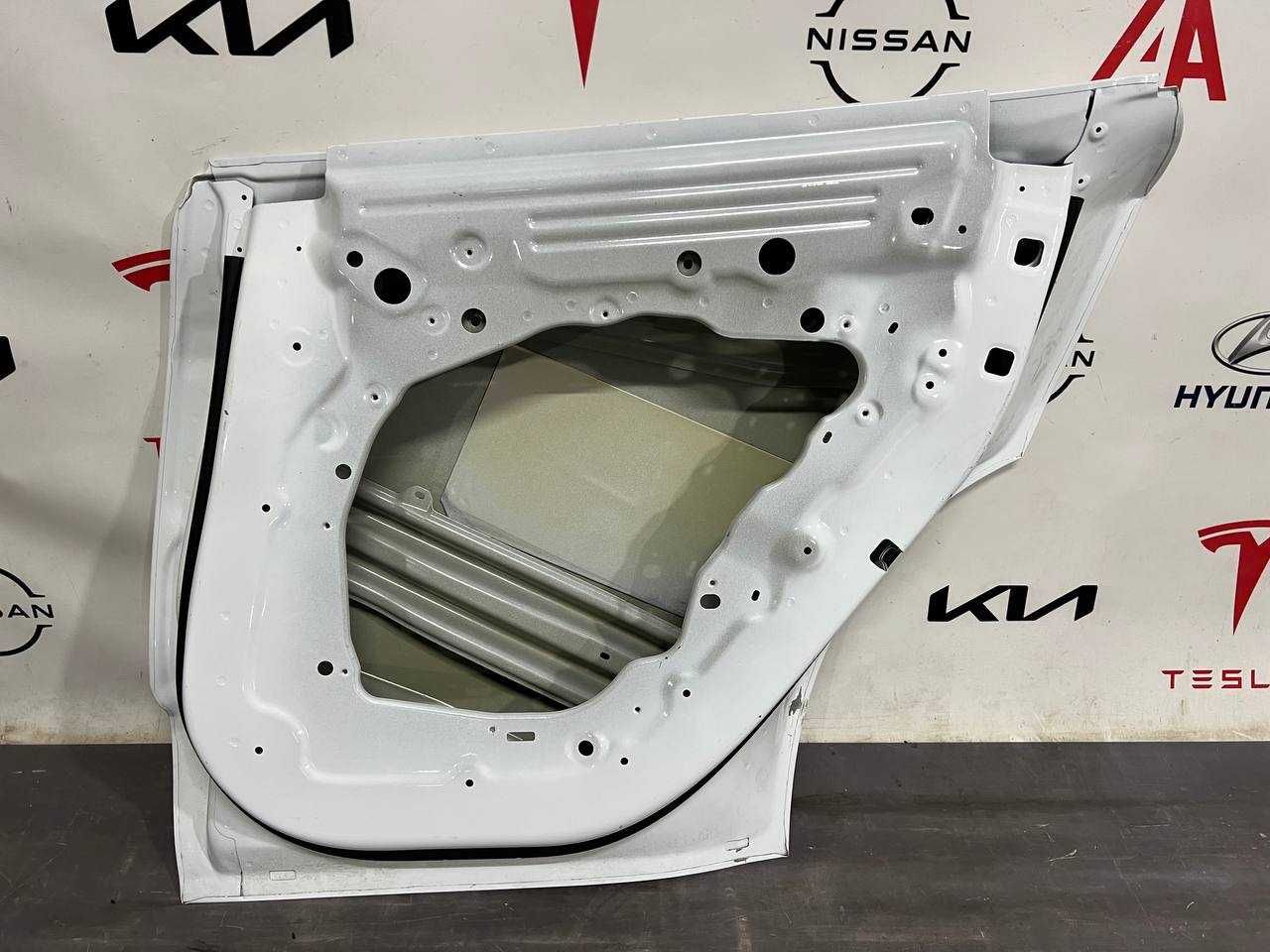 Двері задні праві Tesla Model Y 2020-2024