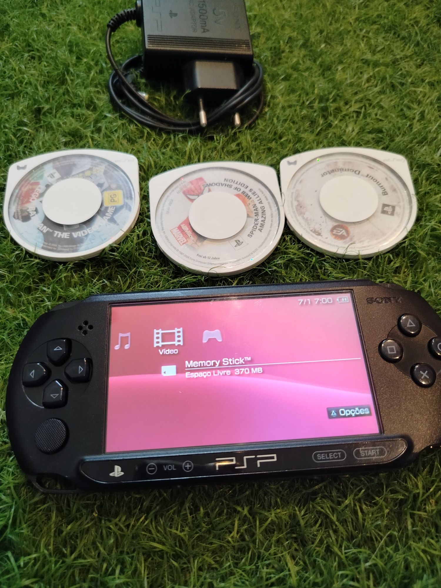 PSP E1004 com carregador original + 3 jogos