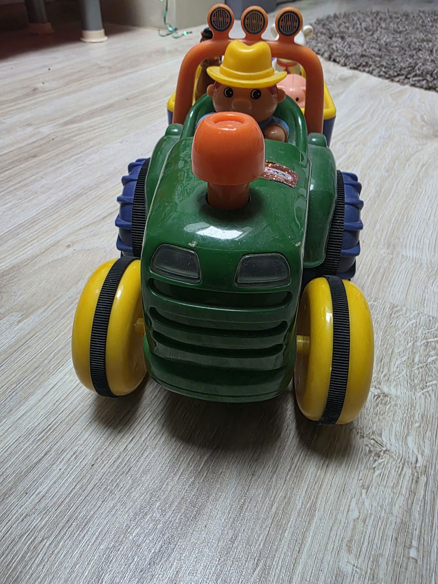 Traktor ze zwierzątkami Dumel zabawka interaktywna jeździ gra świeci