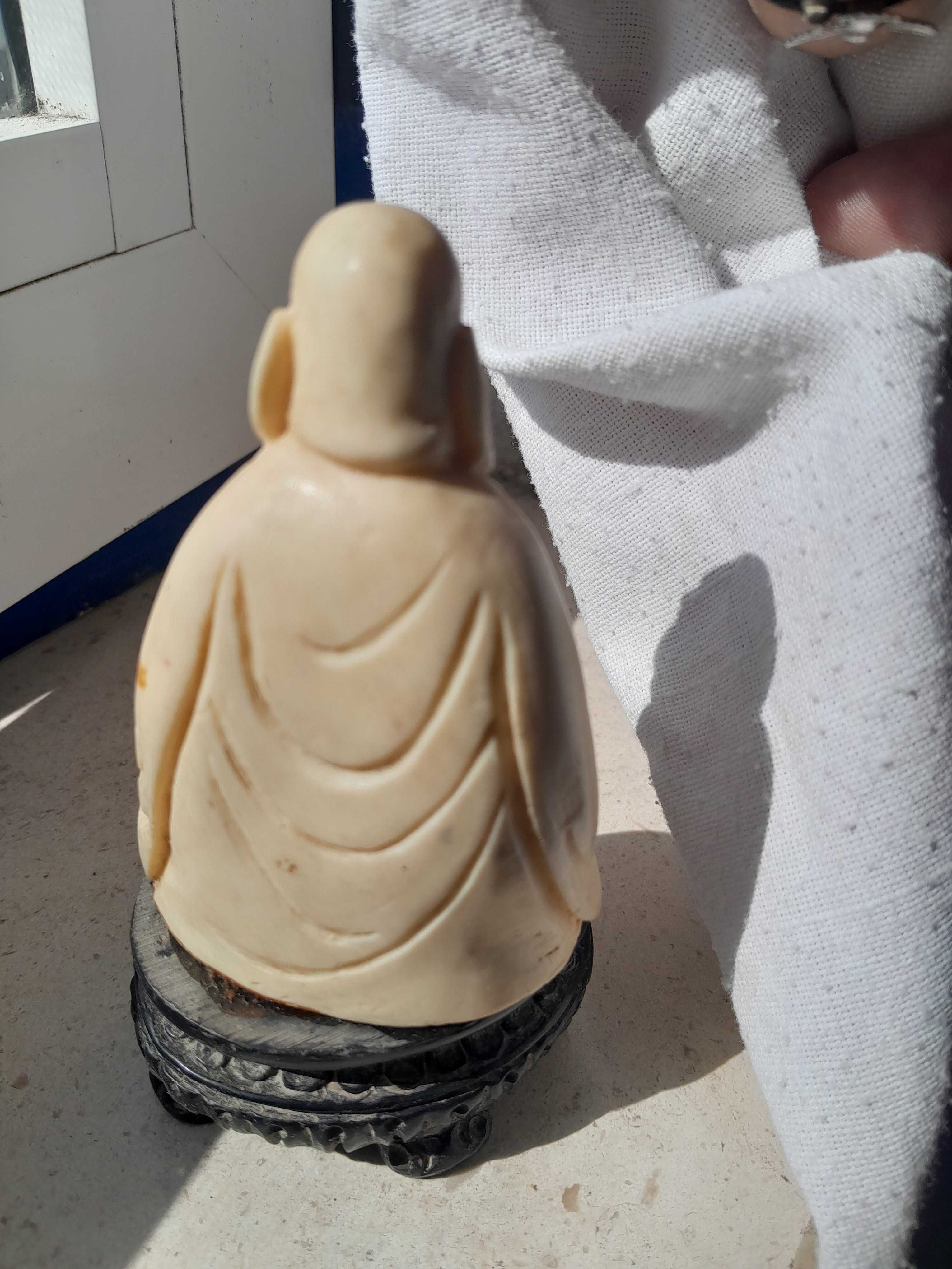 Buda e 2 figuras