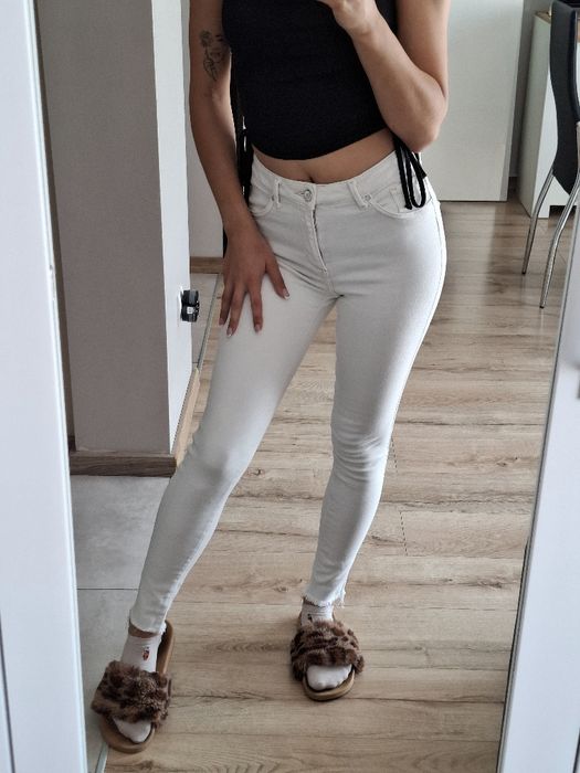 Białe jeansy średni stan S36