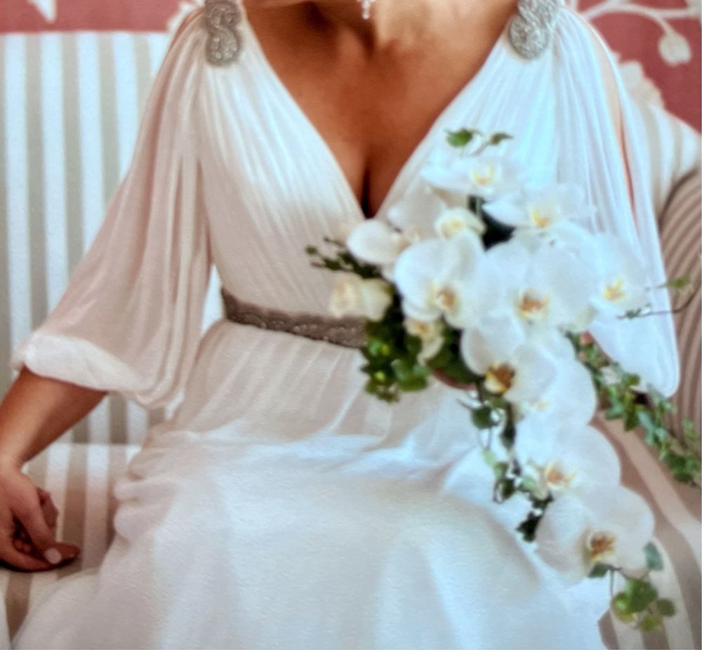 Vestido de noiva da Pronoivas com saiote e porta-fatos