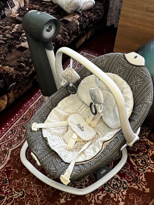 Крісло-гойдалка/Заколисуючий центр Joie 2в1