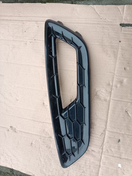 Ford Focus MK3 III lift ST line kratka zaślepka halogenu lewego ramka