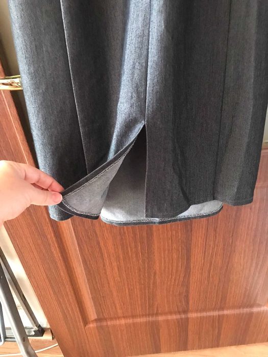 Офісна сукня темно-сірого кольору із поясом, 50-52 р.