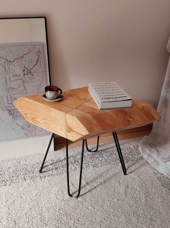 Geometryczny stolik kawowy, drewniany monolit, loftowy, nogi hairpin