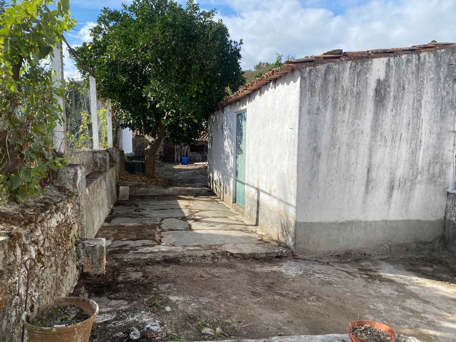 Vende-se Moradia com quintal e poço