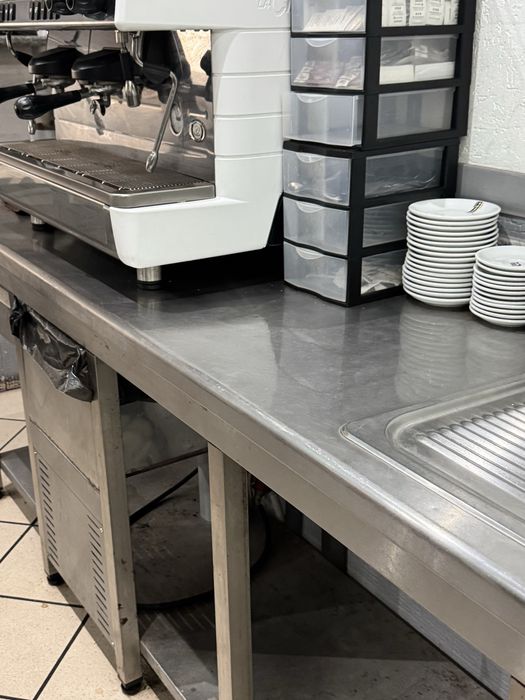 Bancada Inox com lava loiça e deposito para maquina de café