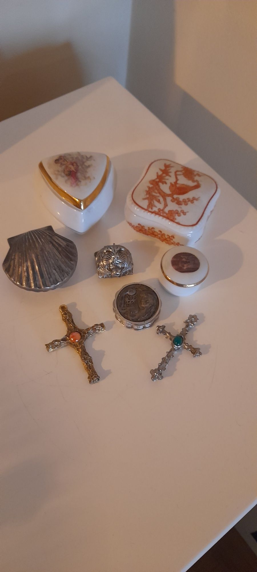 43 peças decorativas em porcelana,  cerâmica e metal. De 10 a 80€