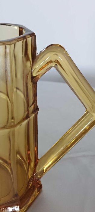 Antyk. Vintage.Mlecznik z prasowanego, miodowego szkła.