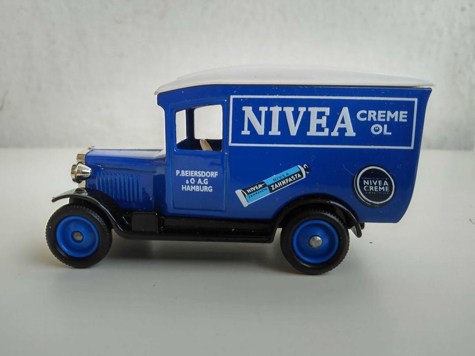 miniatura automóvel: Chevrolet Van 1928 Nivea Cream, ainda na caixa