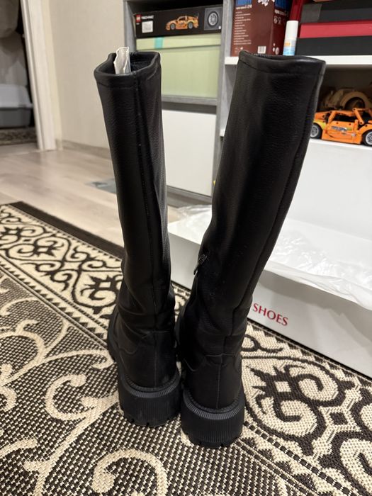 Жіночі зимові чорні шкіряні чоботи з хутром