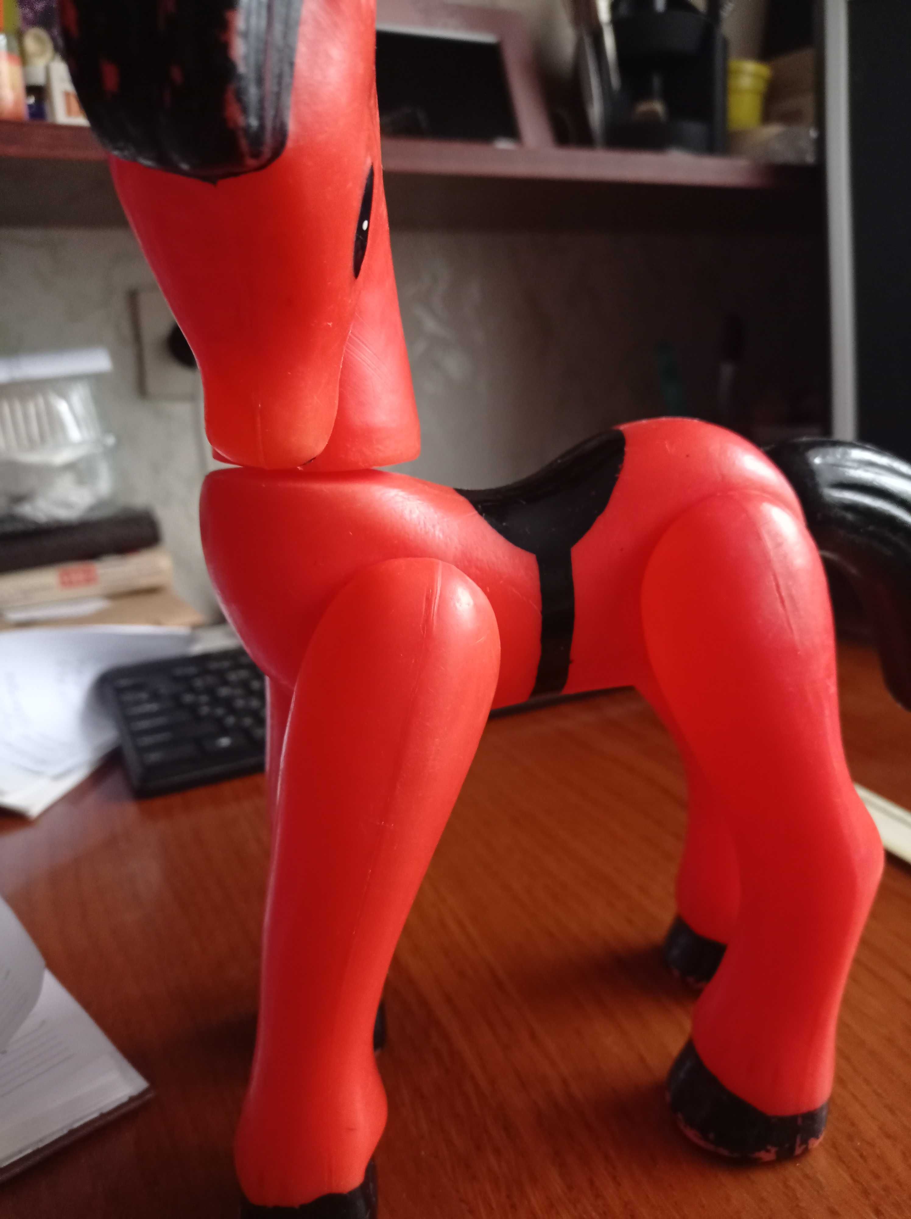 Игрушка-красный конь, конь пластмассовый родом из СССР