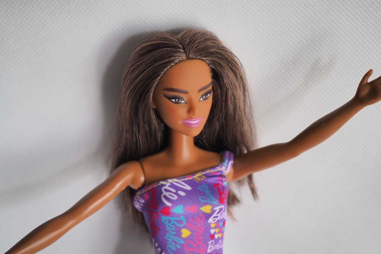 Lalka Barbie Mattel brunetka mulatka z ubrankiem i butami