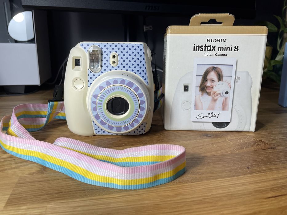 Instax Mini 8 (w środku 5 zdjęć) + akcesoria