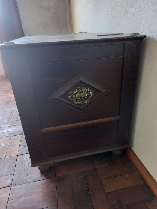 Arca em madeira maciça