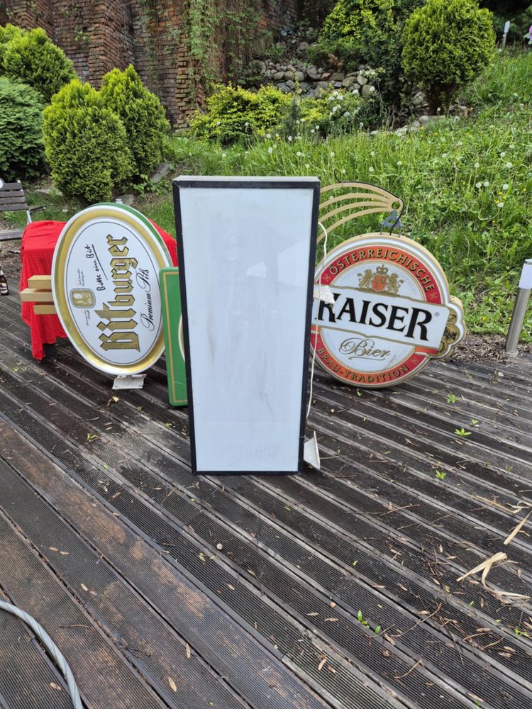 Reklamy Kaisera Lichera bitburgera podswietlane na sciane