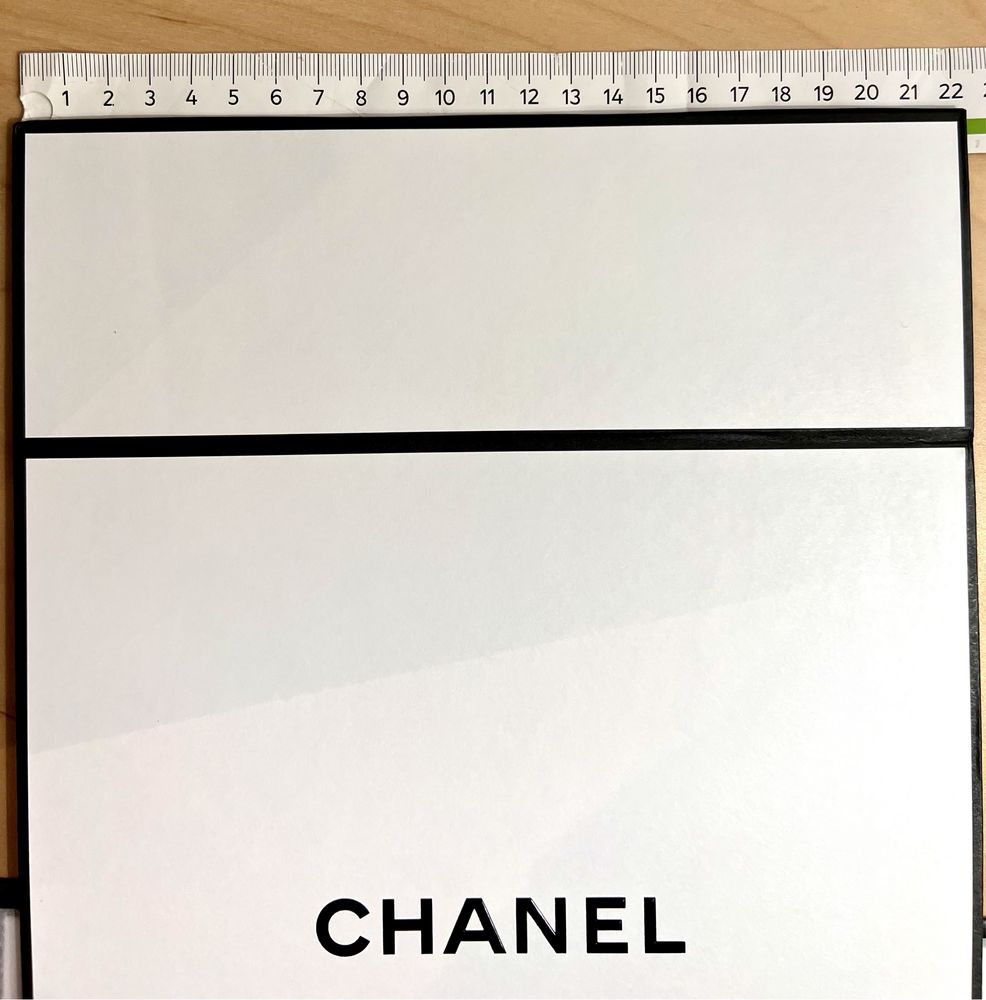 Caixa em papel da Chanel