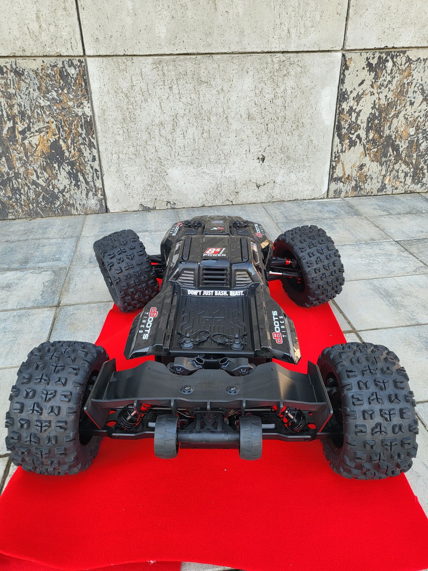 Arrma Kraton 1:5 EXB 8s HOBBYWING MAX 5 , Savox gens ACE 8000 MAX 10
