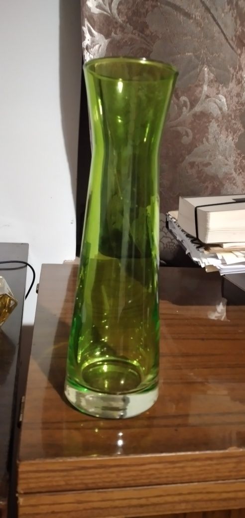 Vintage dwa szklane zielone wazonikiz okresu prl