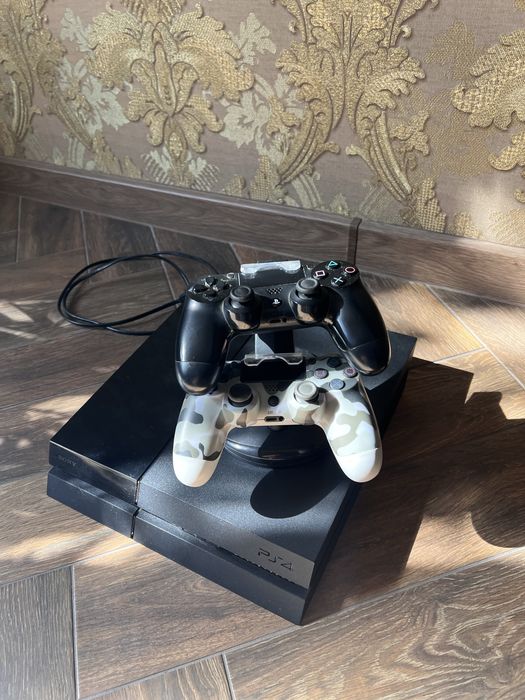 PS4 Fat 500gb + два геймпады