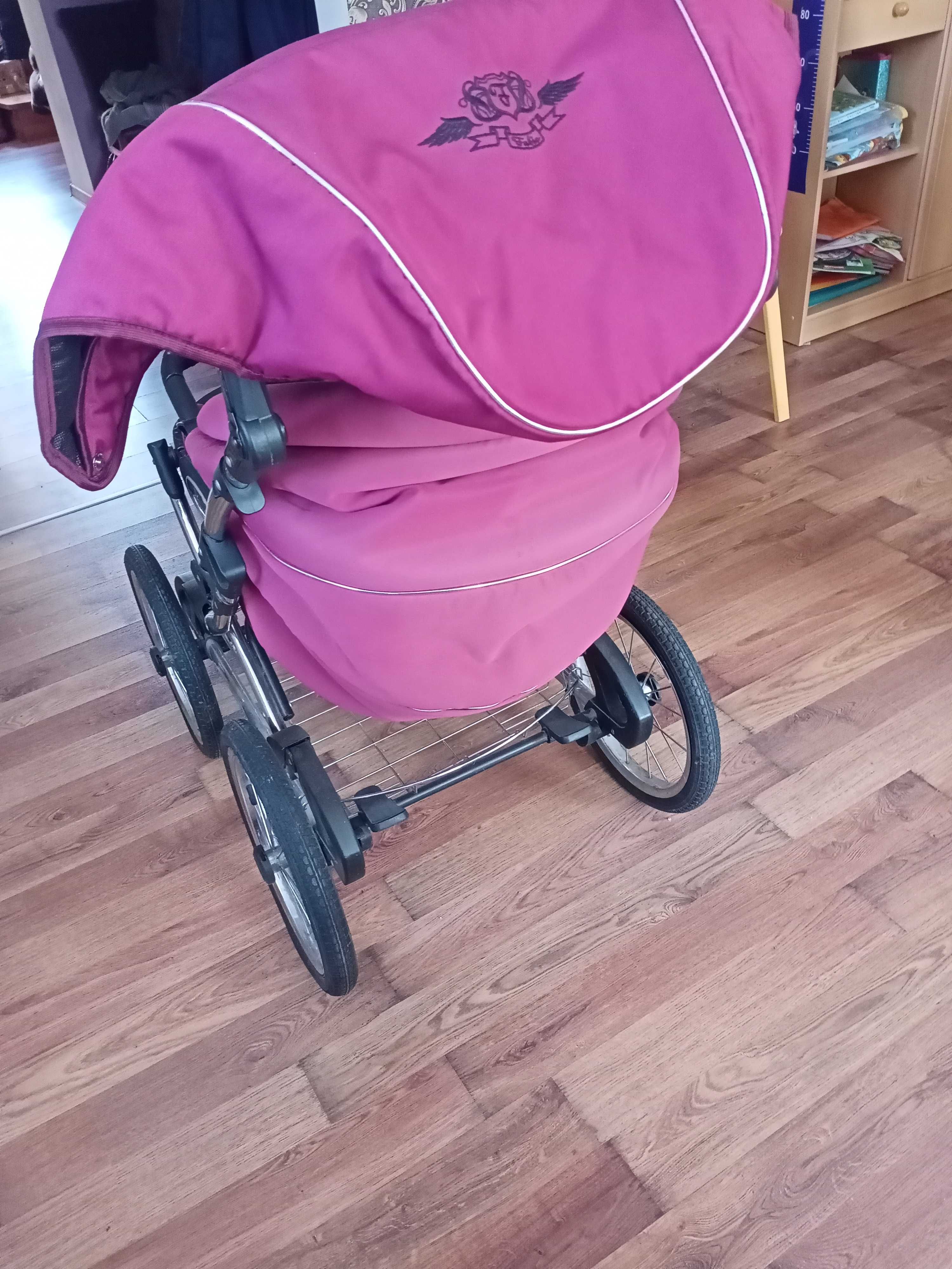 Дитяче ліжечко з маятниковим механізмом та дитяча коляска