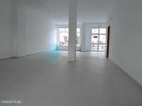 Espaço comercial com 97,75 m2 de loja e 100 m2 de terraço