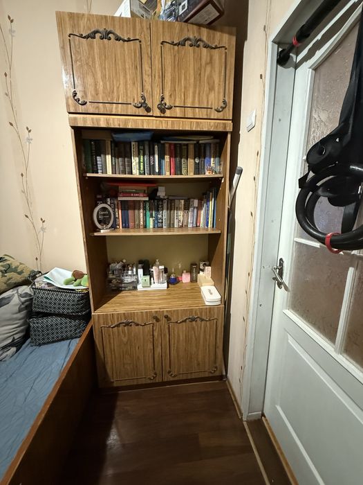 Книжкова шафа з тумбочкою