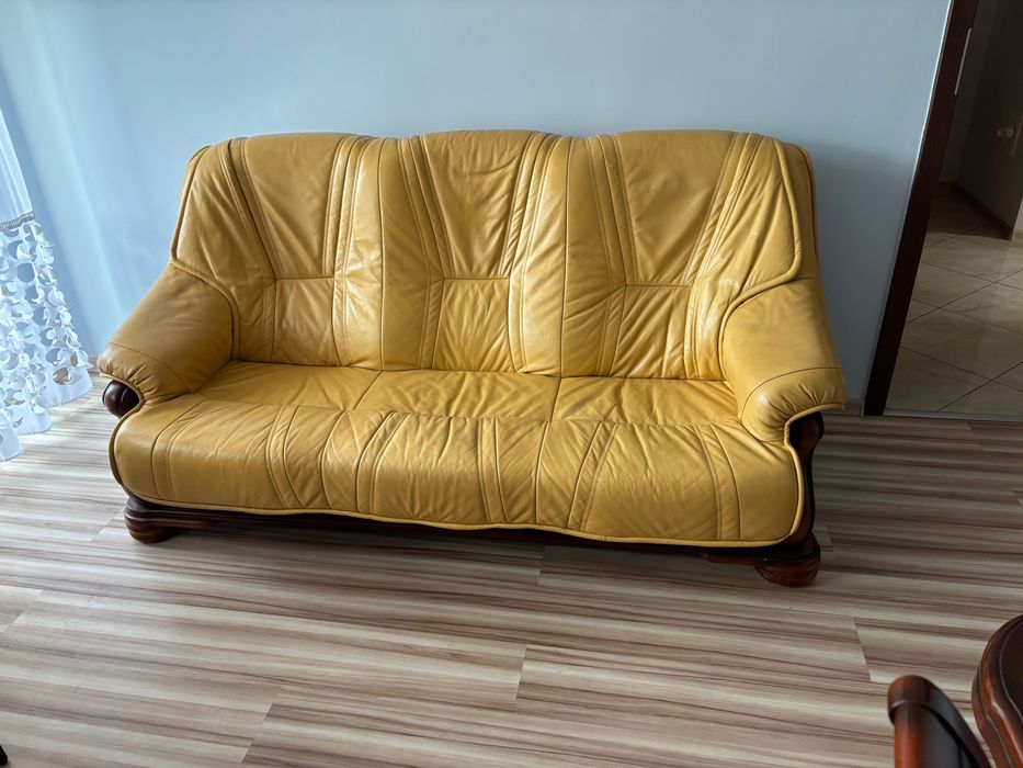 Sofa rozkładana ze skóry.