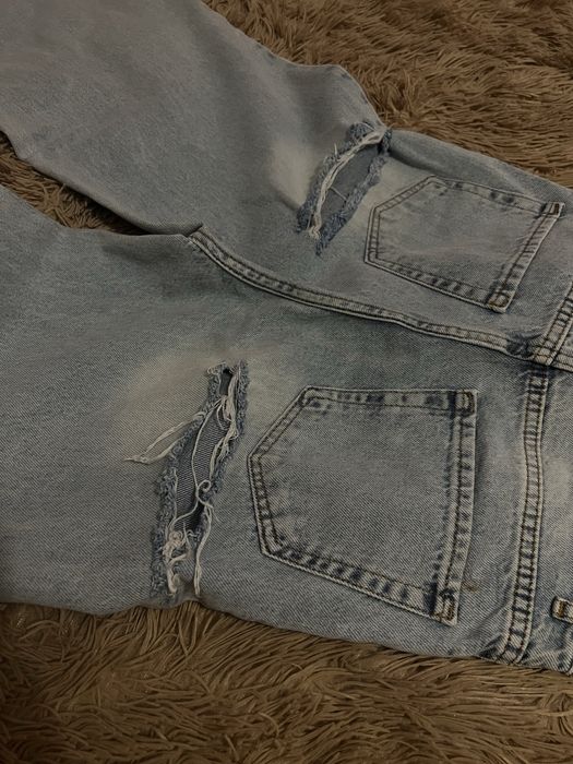 Трендові джинси з розрізами на сідницях блакитні світлі джинси