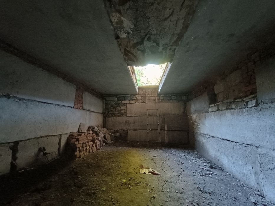 Капітальний гараж з червоної цегли