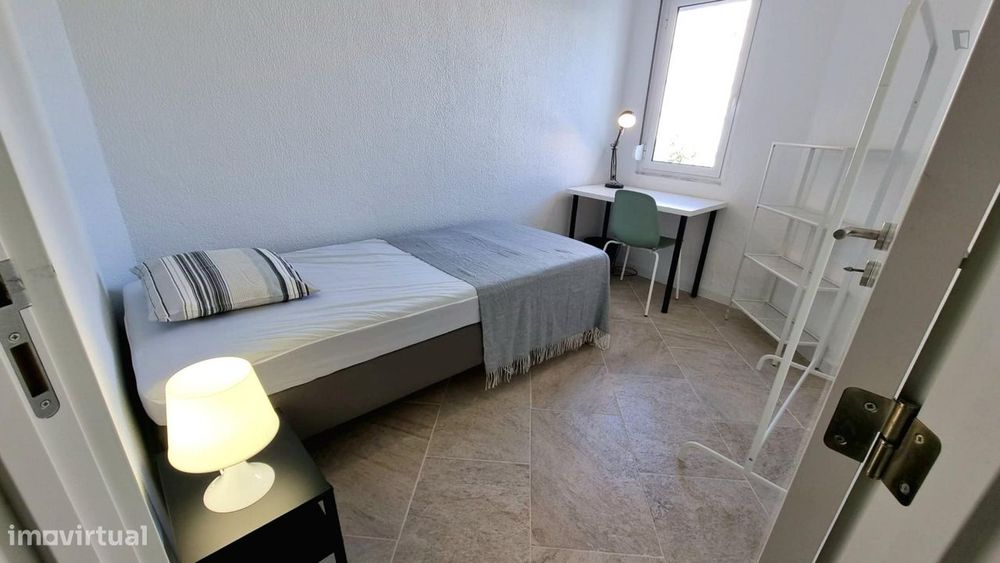 750868 - Quarto com cama de solteiro em...