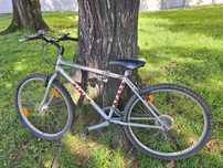 Bicicleta velha a precisar manutenção