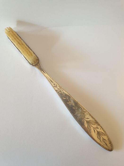 Preciosa antiga escova em prata cabeça de javali II - com lindo decor