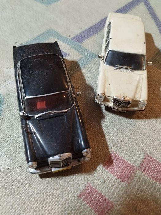 Táxis 1/43 como novos