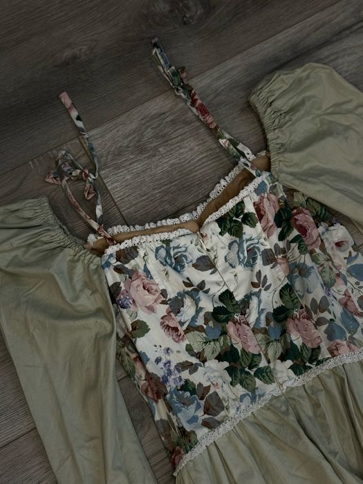 Елегантна витончена сукня з консетом