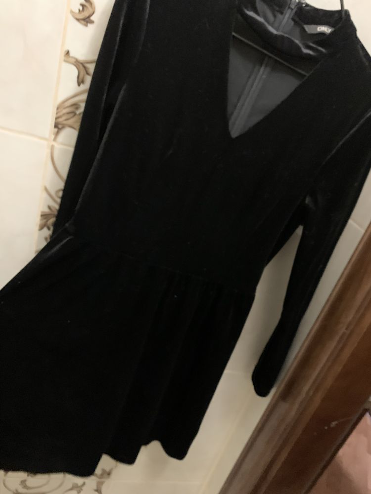 Чорне бархатне плаття