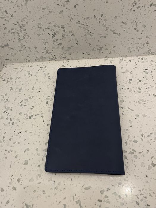 Granatowy skórzany folder etui z przegródkami na wizytówki