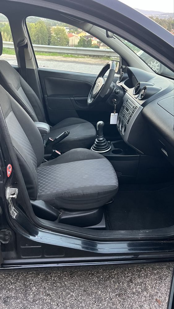 Ford fiesta 1.2 a gasolina 2005 trato financiamento